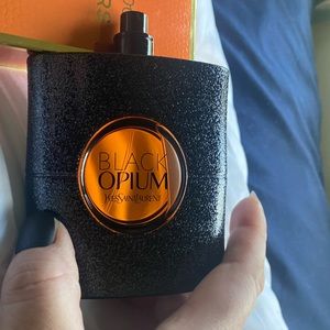 Black opium (YvesSainttLaurrent)